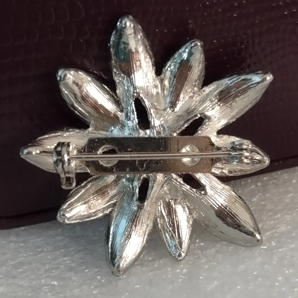 Vintage Rhinestone Snowflake Brooch - Picture 5 of 7